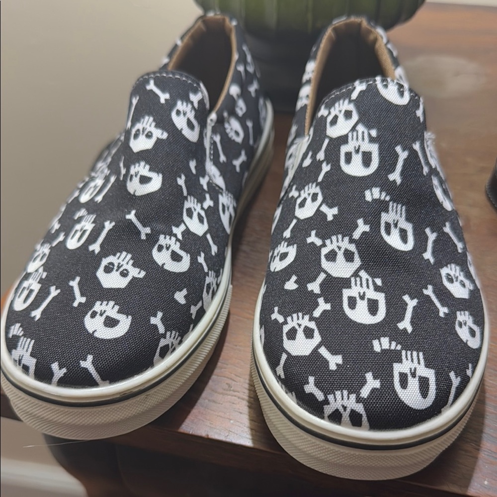 Black and White Skull Pattern Sneakers